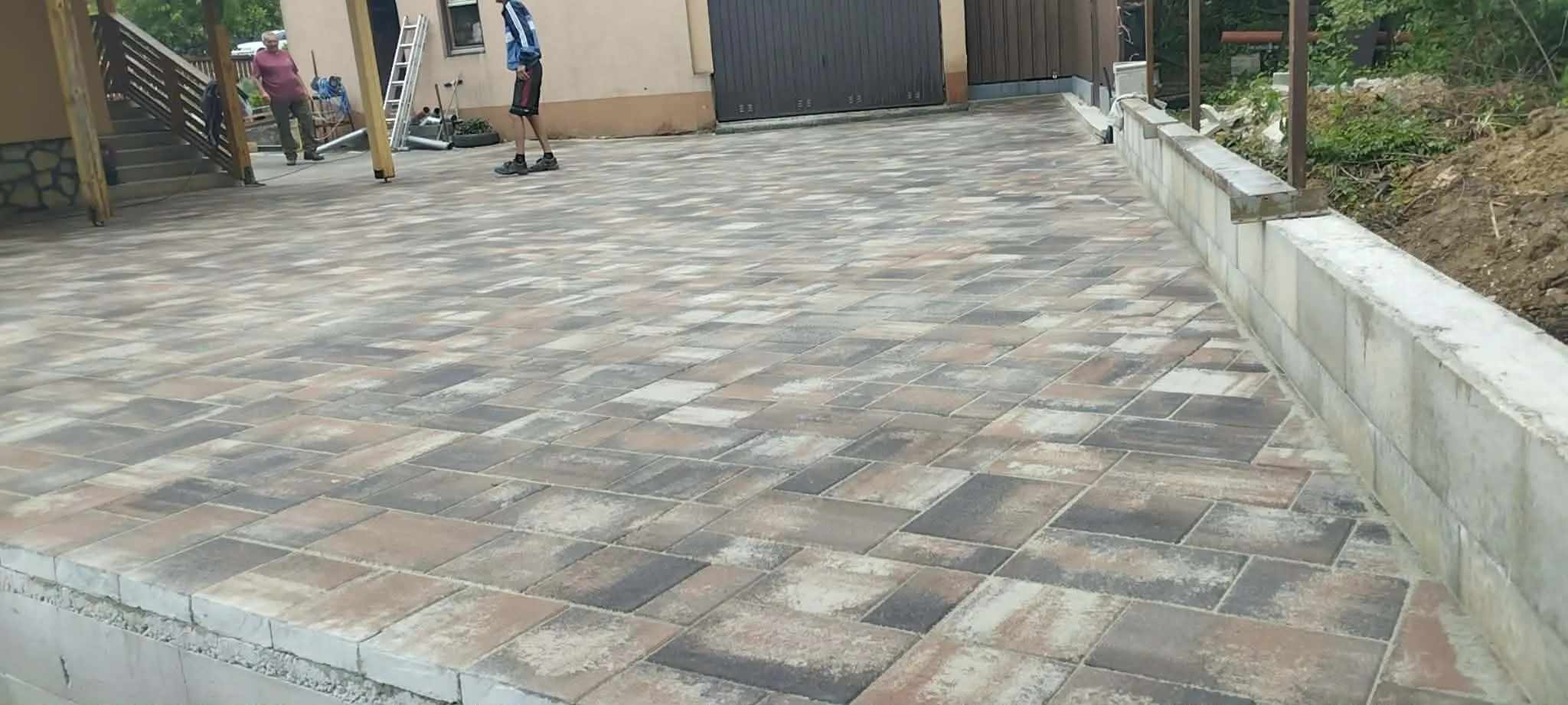 Térkő lerakása egy kocsibeállóban, a szegélyezés már kész