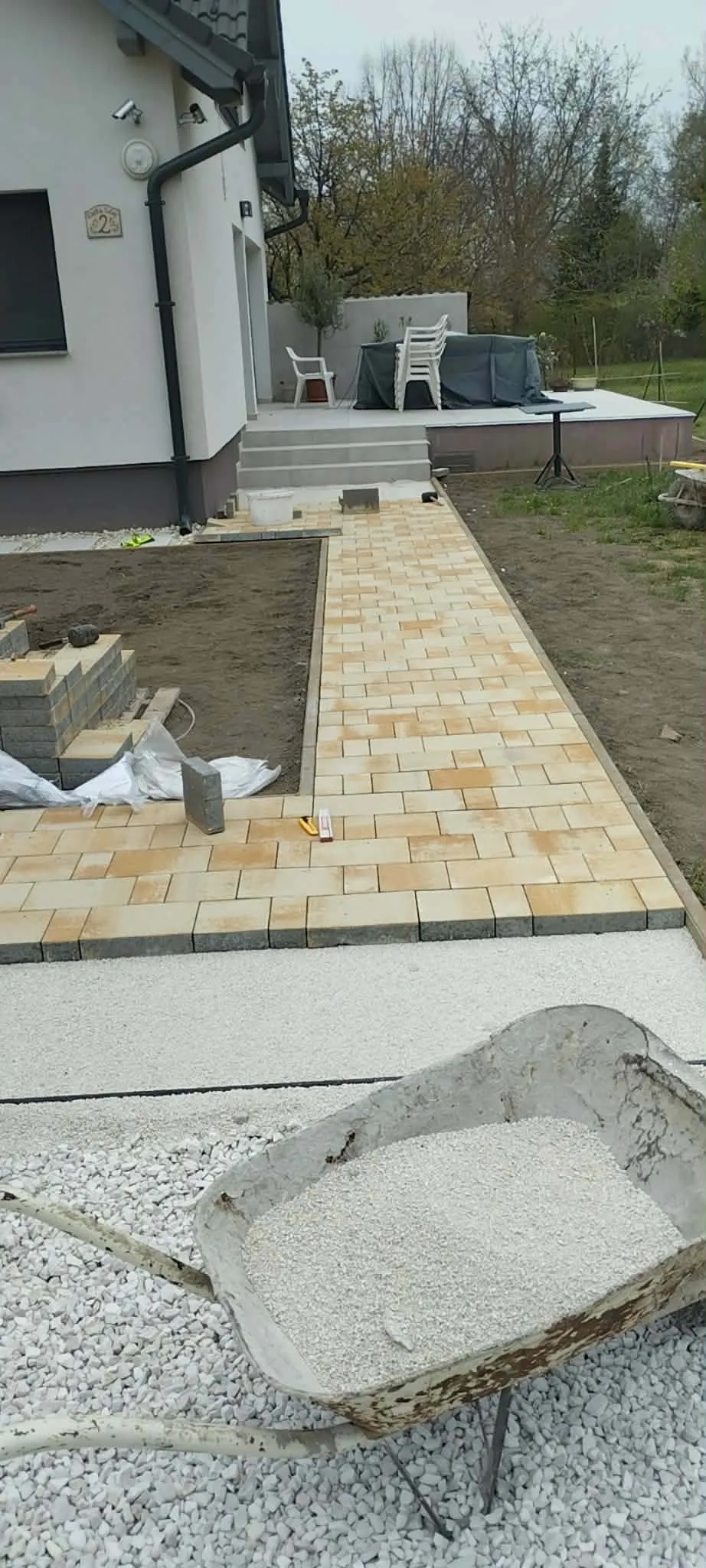 Rendezett térkőudvar, madártávlatból