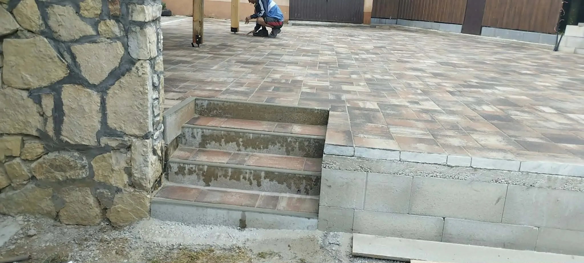 Természetes kőburkolatú lépcső és teraszsarok