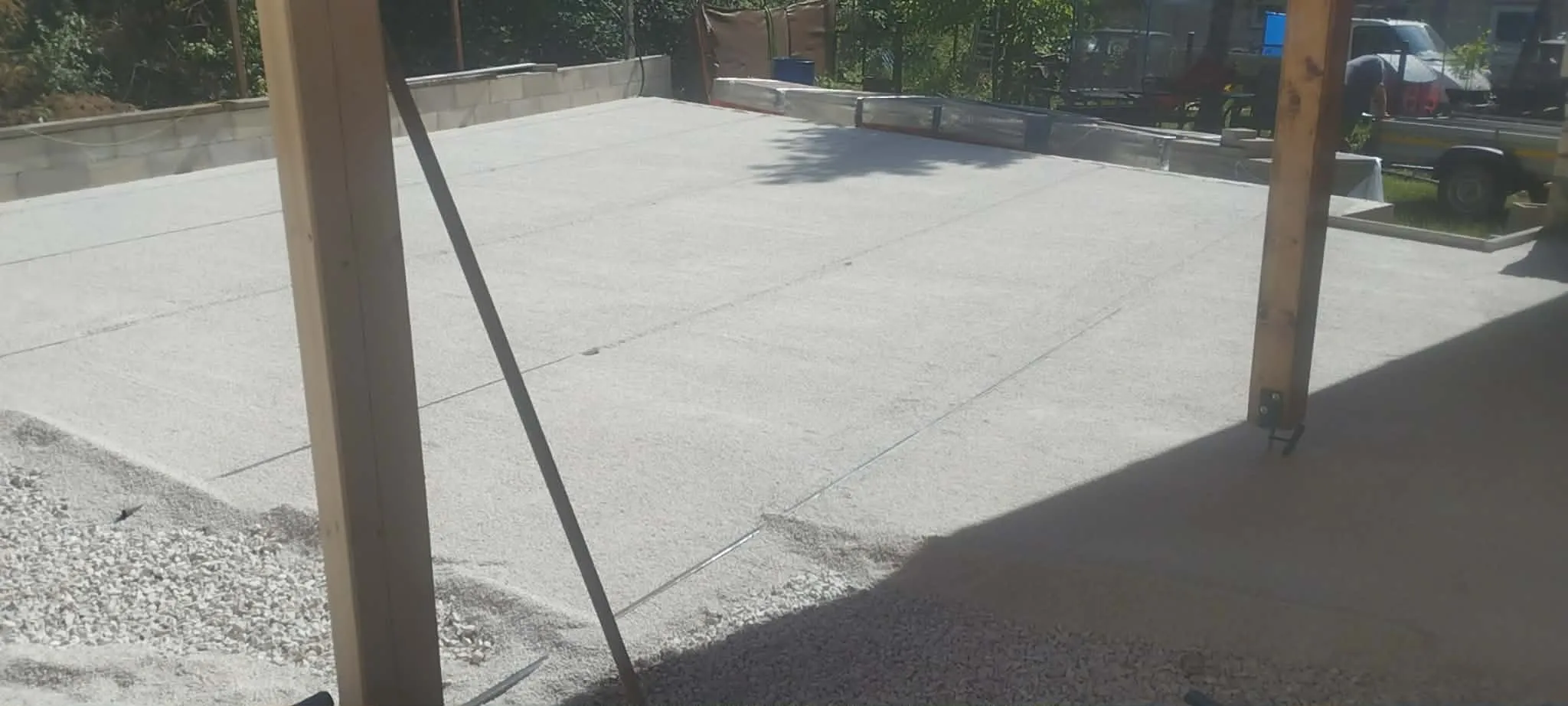 Aljzatbeton egy fedett terasz alatt, zsaluzat között lehúzva